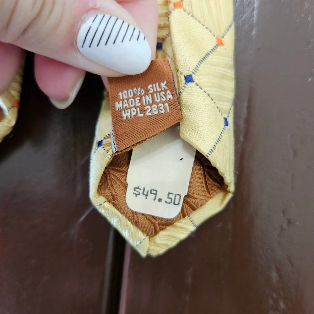 NWOT Michael Kors Men's Vintage Gold Patterned 100% Silk Neck‎ Tie.